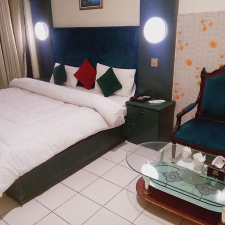 Hotel New Mid City Multan Buitenkant foto