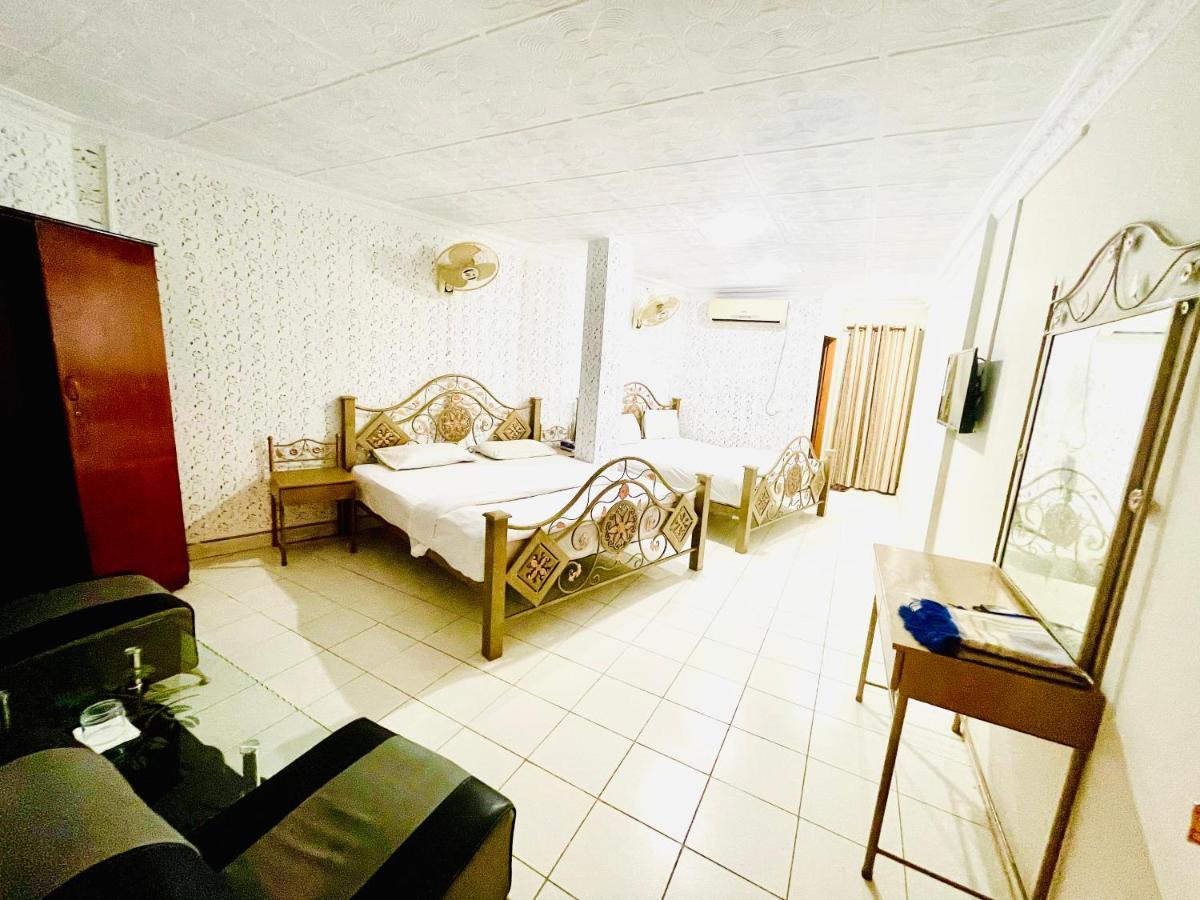 Hotel New Mid City Multan Buitenkant foto