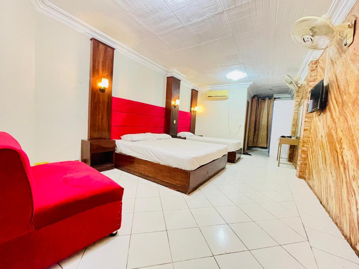 Hotel New Mid City Multan Buitenkant foto