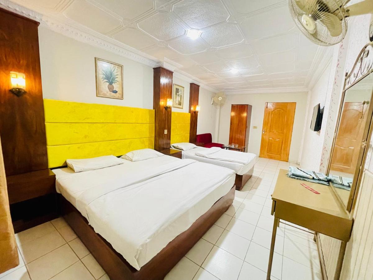 Hotel New Mid City Multan Buitenkant foto