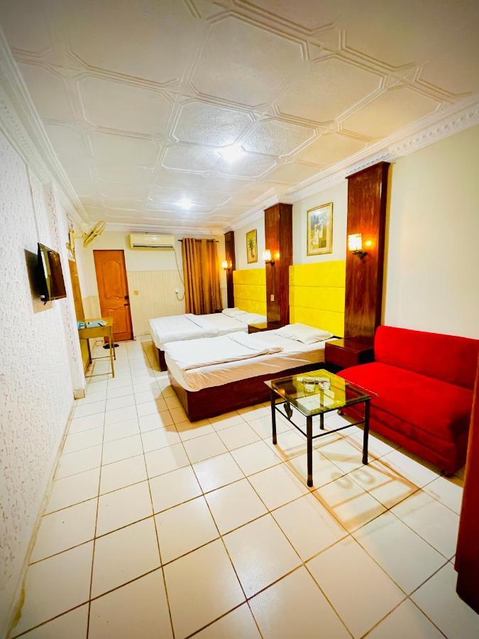 Hotel New Mid City Multan Buitenkant foto
