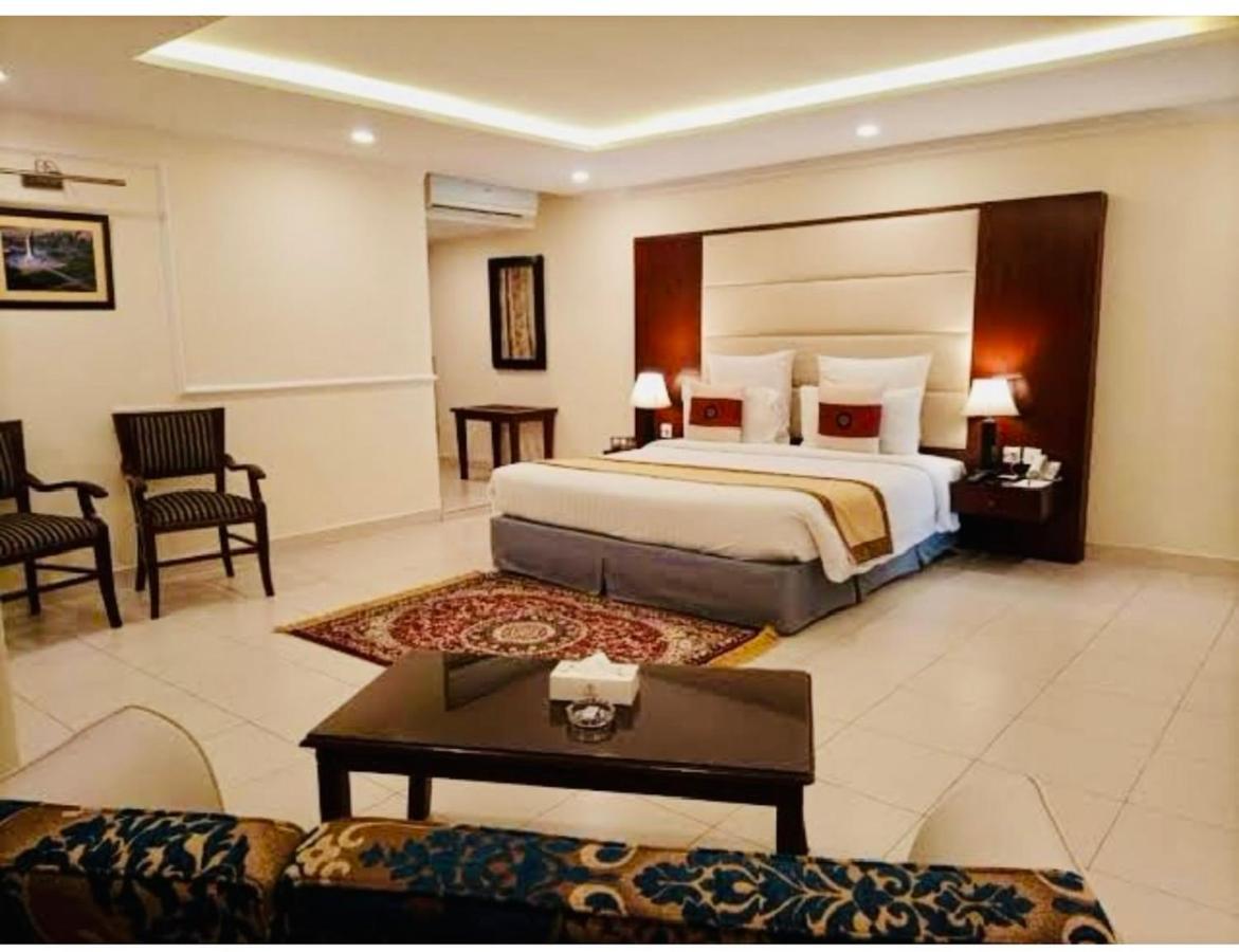 Hotel New Mid City Multan Buitenkant foto